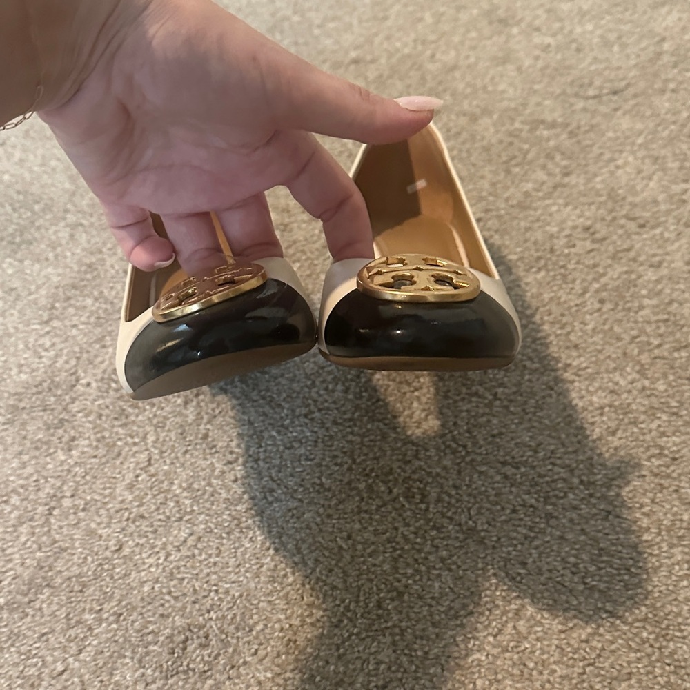 Tory Burch Two-Tone Ivory and Black Leather Ballet Flats with Gold Logo - Picture 2 of 8